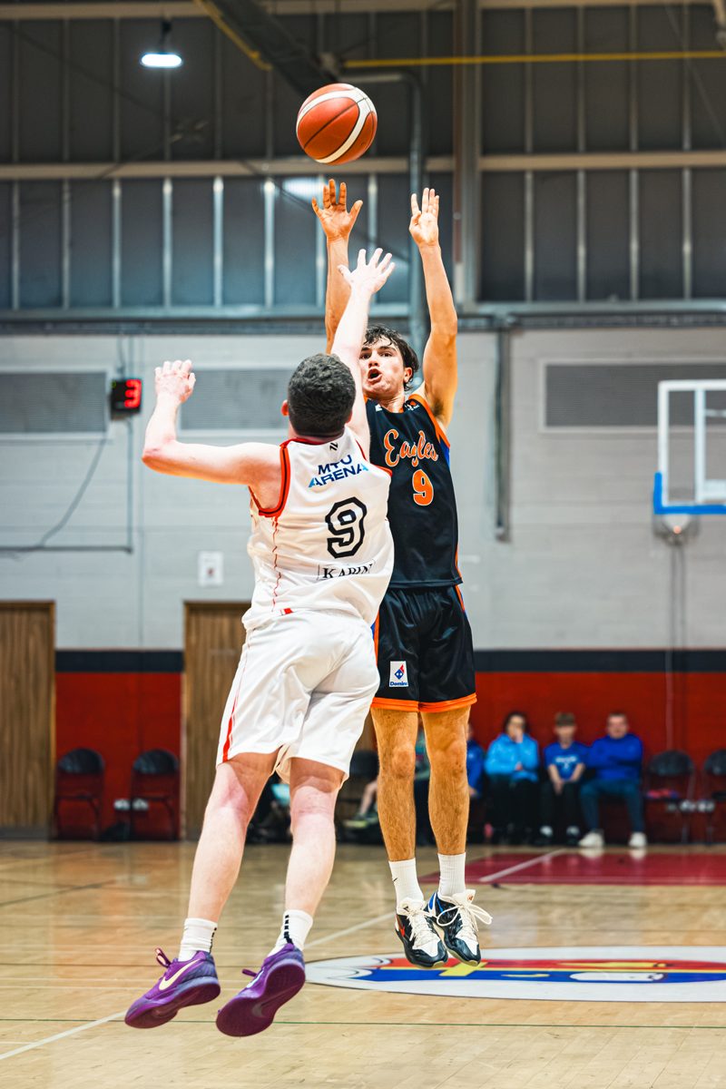 Fryderyk Klimas shoots a three